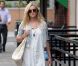 Fearne Cotton dans les rues de Londres adopte une tenue de femme enceinte en misant sur le confort. Mais l'animatrice télé n'oublie pas la mode. Robe en coton, lunettes rondes, la star est radieuse.