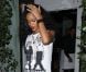 Rihanna à la sortie d'un restaurant italien de Santa Monica adopte un look rock et chic perchée sur des compensées à chaînes et à l'aise dans un bermuda sarouel.