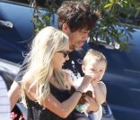  EXCLU : Kimberly Stewart et Benicio Del Toro à la sortie de chez des amis en compagnie de leur fille Delilah à Los Angeles le 25 août 2012 