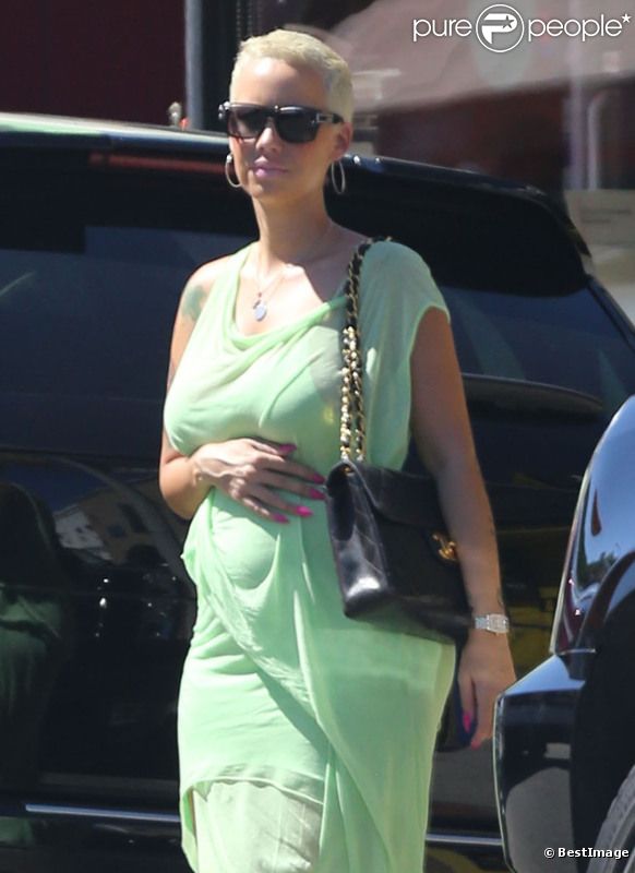 EXCLU : Amber Rose, enceinte, fait du shopping à Los Angeles le 1er septembre 2012