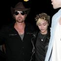 Miley Cyrus en couple : Très court vêtue pour assister au concert de son papa