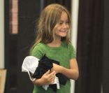  Courteney Cox : sa petite Coco Arquette essaie une paire de talons à Beverly Hills le 4 septembre 2012 