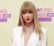 Taylor Swift, habillée d'un ensemble blanc J. Mendel et de sandales Tom Ford, brille au Staples Center lors des MTV Music Awards 2012. Los Angeles, le 6 septembre 2012.