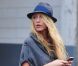 Blake Lively porte un fedora, un sweater gris à manches courtes, un pantalon J Brand, des souliers 'Bibi' de Christian Louboutin et un sac 'Carine' signée Tom Ford. New York, le 5 septembre 2012.