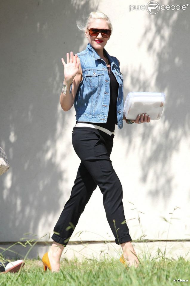 Gwen Stefani habillée d'une veste en jean Levis, d'un pantalon A.L.C. et d'escarpins Christian Louboutin à Santa Monica. Le 31 août 2012.