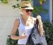 Gwen Stefani en débardeur blanc, pantalon vert à carreaux, bottines Givenchy et sa Chanel à Los Angeles. Le 1er septembre 2012.