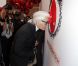 Karl Lagerfeld présente sa collection spéciale pour la marque de cosmétiques Shu Uemura, à Paris, le 11 septembre 2012.