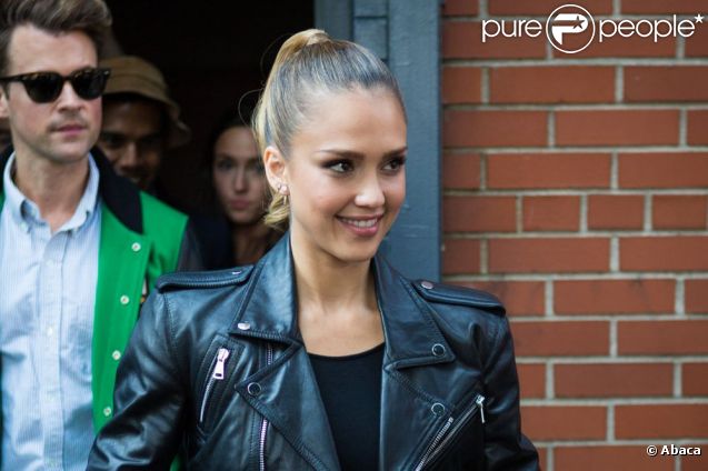 Jessica Alba, suivie de son styliste Brad Goreski, quitte les studios Skylight SoHo où avaient lieu le défilé Ralph Lauren printemps-été 2013, l'avant-dernier de la fashion week new-yorkaise. New York, le 13 septembre 2012.