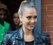 Jessica Alba, suivie de son styliste Brad Goreski, quitte les studios Skylight SoHo où avaient lieu le défilé Ralph Lauren printemps-été 2013, l'avant-dernier de la fashion week new-yorkaise. New York, le 13 septembre 2012.