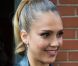 Jessica Alba, très en beauté comme toujours, quitte le défilé Ralph Lauren. New York, le 13 septembre 2012.