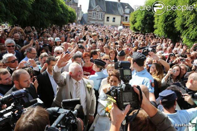 Une foule de fans se sont déplacés pour admirer Thierry et Annie se marier, le samedi 15 septembre 2012.