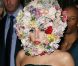 Lady Gaga sort de son hôtel et porte une création fleurie de Philip Treacy, Fashion Week de Londres, le 16 septembre 2012.