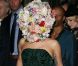 Lady Gaga sort de son hôtel et porte une création fleurie de Philip Treacy, Fashion Week de Londres, le 16 septembre 2012.