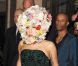 Lady Gaga sort de son hôtel et porte une création fleurie de Philip Treacy, Fashion Week de Londres, le 16 septembre 2012.