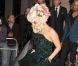 Lady Gaga sort de son hôtel et porte une création fleurie de Philip Treacy, Fashion Week de Londres, le 16 septembre 2012.