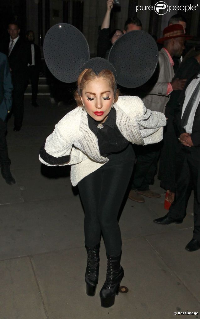 Lady Gaga à la sortie du défilé Philip Treacy à Londres, le 16 septembre 2012.
