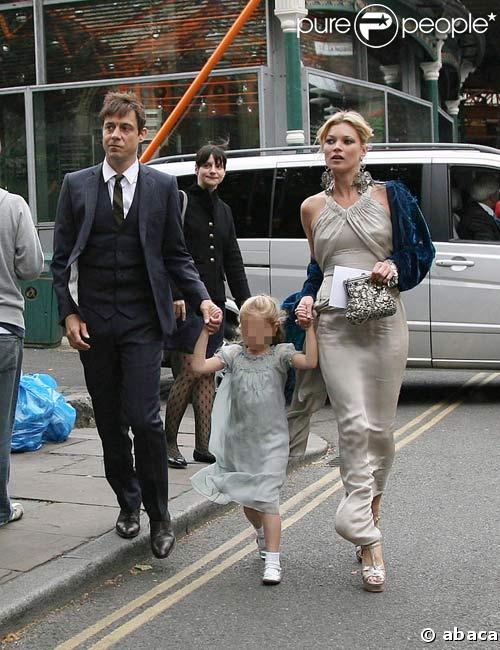 Kate Moss, Jamie Hince et Lila Grace arrivent au mariage de Leah Wood, le 21/06/08