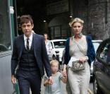 Kate Moss, Jamie Hince et Lila Grace arrivent au mariage de Leah Wood, le 21/06/08