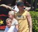 Ryan Phillippe et ses enfants Ava et Deacon à Los Angeles, le 9 août 2012.