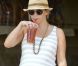 Reese Witherspoon sirote un thé glacé à Santa Monica, Los Angeles, le 21 septembre 2012.
