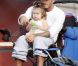 Le footballeur David Beckham regarde ses enfants jouer au football aux côtés de la petite Harper, le samedi 22 septembre à Los Angeles.