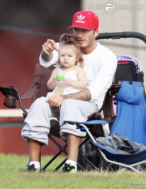 David Beckham regarde ses enfants jouer au football aux côtés de la petite Harper, le samedi 22 septembre à Los Angeles.