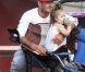 David Beckham regarde ses enfants jouer au football aux côtés de la petite Harper, le samedi 22 septembre à Los Angeles.