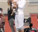 David Beckham regarde ses enfants jouer au football aux côtés de la petite Harper, le samedi 22 septembre à Los Angeles.
