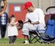 David Beckham regarde ses enfants jouer au football aux côtés de la petite Harper, le samedi 22 septembre à Los Angeles.