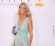 Heidi Klum, superbe en total look turquoise, a illuminé la cérémonie des Emmy Awards à Los Angeles dans une robe Alexandre Vauthier. Le 23 septembre 2012