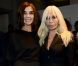 Carine Roitfeld et Donatella Versace posent dans les coulisses du défilé Versace. Milan, le 21 septembre 2012.