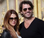 Poppy Montgomery et son compagnon Shawn Sanford découvrent Paris, du château de Versailles en passant par le Marais, le 23 septembre 2012 - C'est très complice que le couple a posé devant le château de Versailles