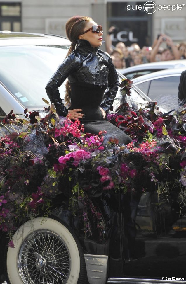 Lady Gaga arrive devant le magasin Sephora des Champs-Elysées, le 23 septembre2012.