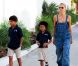 Heidi Klum, habillée d'une salopette Lee et de baskets Supra, surprise avec ses deux garçons Henry et Johan en se rendant au magasin de sport Big 5. Los Angeles, le 24 septembre 2012.