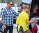 Martin Kirsten a encore ses gestes de garde du corps pour sa nouvelle compagne Heidi Klum et ses enfants, remontant dans leur van en quittant le parc Chuck E. Cheese. Los Angeles, le 22 septembre 2012.