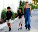 Heidi Klum, habillée d'une salopette Lee et de baskets Supra, surprise avec ses deux garçons Henry et Johan en se rendant au magasin de sport Big 5. Los Angeles, le 24 septembre 2012.