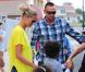 Martin Kirsten a encore ses gestes de garde du corps pour sa nouvelle compagne Heidi Klum et ses enfants, remontant dans leur van en quittant le parc Chuck E. Cheese. Los Angeles, le 22 septembre 2012.