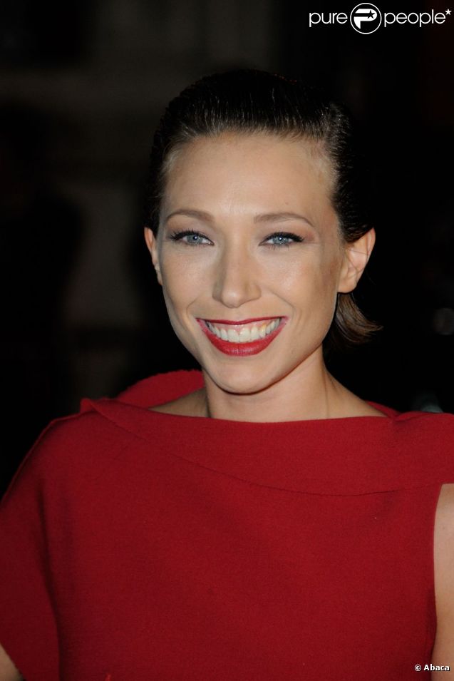 Laura Smet était très en beauté pour assister au défilé Lanvin printemps-été 2013 à l'École Nationale Supérieure des Beaux-Arts. Paris, le 27 septembre 2012.