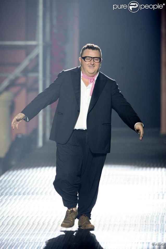 Alber Elbaz fait une apparition à l'issue du défilé Lanvin printemps-été 2013 à l'École Nationale Supérieure des Beaux-Arts. Paris, le 27 septembre 2012.