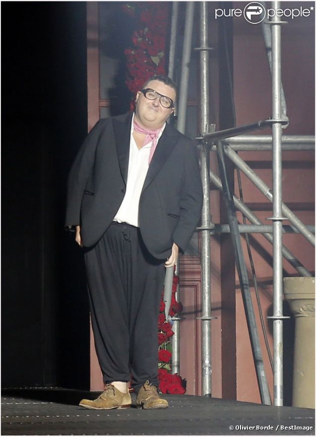 Alber Elbaz effectue une apparition à l'issue de son défilé printemps-été 2013 à l'École Nationale Supérieure des Beaux-Arts. Paris, le 27 septembre 2012.
