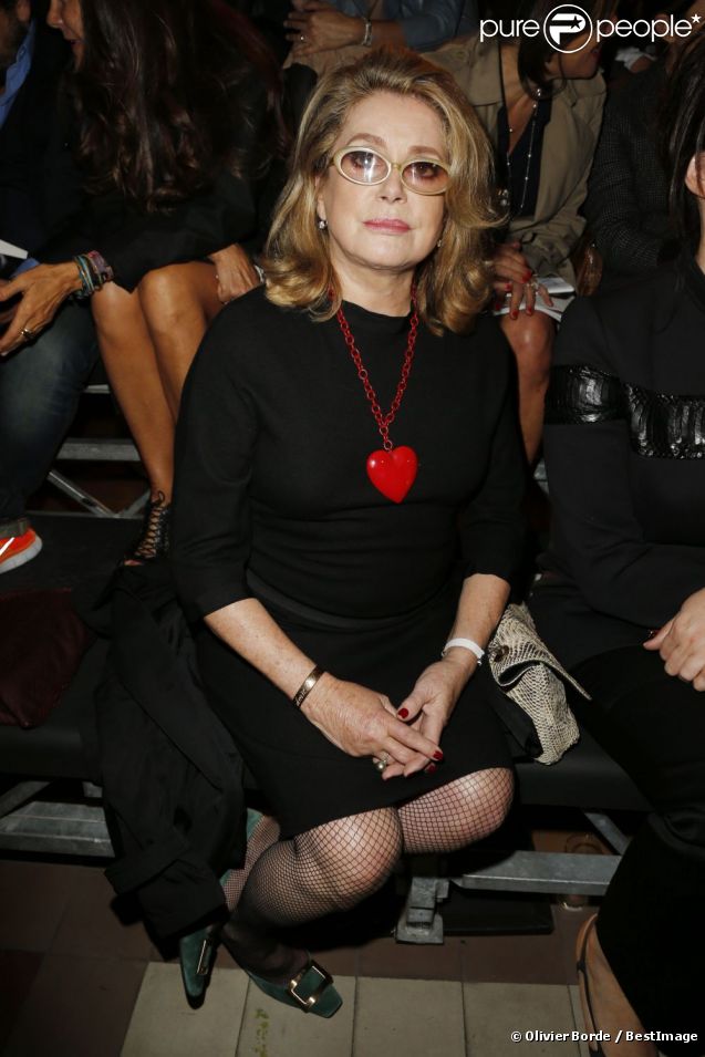 Catherine Deneuve, installée au premier rang du défilé Lanvin printemps-été 2013 à l'École Nationale Supérieure des Beaux-Arts. Paris, le 27 septembre 2012.