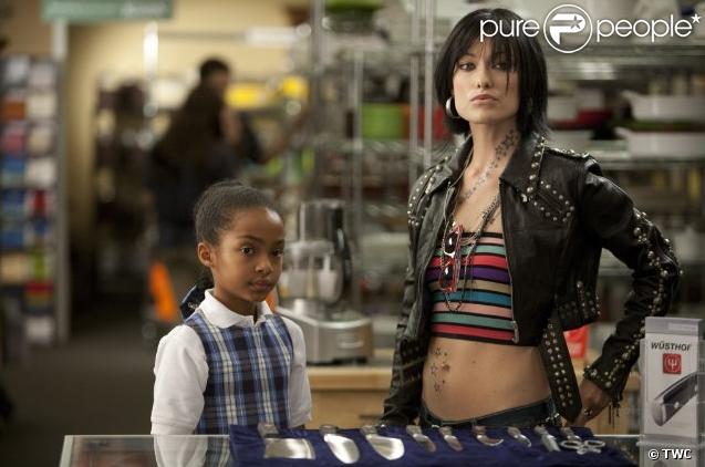 Olivia Wilde danse, se déshabille, enfourche une mobylette et embrasse Ashley Green dans ce montage de séquences de  Butter , une comédie avec Jennifer Garner.
