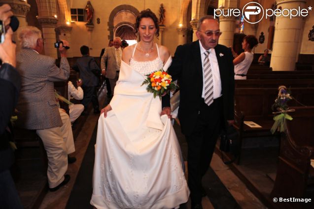 Annie arrive à l'église lors de son mariage religieux avec Thierry en l'église de Gavray, le 14 septembre 2012