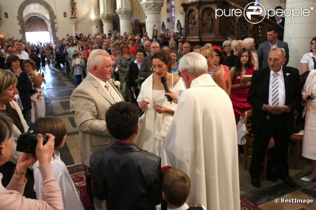 Thierry Olive et Annie, solennels, lors de leur mariage religieux en l'église de Gavray, le 14 septembre 2012