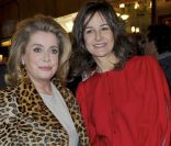 Valérie Lemercier, Catherine Deneuve à l'avant-première du film  Astérix et Obélix : Au service de Sa Majesté  le 30 septembre 2012 à Paris.