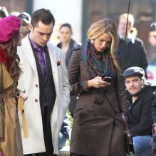 Blake Lively occupée à regarder son téléphone sur le tournage de Gossip Girl, le 1er octobre 2012 à New York