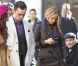 Blake Lively occupée à regarder son téléphone sur le tournage de Gossip Girl, le 1er octobre 2012 à New York