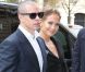 Jennifer Lopez arrive au Grand Palais pour le défilé Chanel en compagnie de son amoureux Casper Smart le 2 octobre 2012