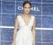 Jennifer Lopez dévoile une superbe robe blanche lors du photocall au défilé Chanel à Paris le 2 octobre 2012
