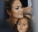 Jennifer Lopez et sa fille Emme admirent le défilé Chanel à Paris le 2 octobre 2012
